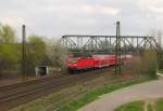 DB 143 185-7 mit der RB 16594 von Halle Hbf nach Eisenach, am 14.04.2012 bei der Einfahrt in Naumburg.