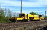 Ein Bauzug der Erfurter Gleisbau GmbH bestehend aus Universalstopfmaschine 97 43 41 513 17-0 und Schotterplaniermaschine SSP 110 SW kam von der Unstrutbahn und ging weiter in Richtung Erfurt.