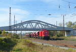 WFL 202 822-3 mit Schotterwagen Richtung Weißenfels, am 25.10.2021 in Naumburg Hbf.
