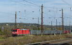 zugverkehr-in-naumburg-hbf/754388/db-185-385-2-mit-eanos-wagen-richtung DB 185 385-2 mit Eanos-Wagen Richtung Bad Kösen, am 25.10.2021 in Naumburg Hbf.