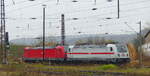 DB 147 558 wird am 05.11.2021 von der DB 147 013 in Naumburg (S) Hbf in Richtung Bebra gezogen.