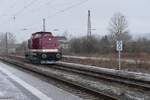 EBS 110 001-5 (204 900) auf Rf zur FWK 155 239 an der Km-Tafel 0,0 (Anfang Unstrutbahn), am 21.01.2022 in Naumburg Hbf.