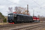 Die defekte EBS 155 239-7 mit der 110 001-5 am 15.12.2021 auf Gleis 44 in Naumburg Hbf. (Foto: Orlabahner)