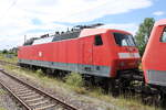 zugverkehr-in-naumburg-hbf/780831/db-120-126-8-in-einem-lokzug DB 120 126-8 in einem Lokzug vom DB Stillstandsmanagement Karsdorf nach Opladen, am 13.07.2022 in Naumburg (S) Hbf.