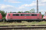 zugverkehr-in-naumburg-hbf/780833/db-111-166-5-in-einem-lokzug DB 111 166-5 in einem Lokzug vom DB Stillstandsmanagement Karsdorf nach Opladen, am 13.07.2022 in Naumburg (S) Hbf.