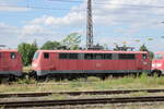 zugverkehr-in-naumburg-hbf/780834/db-111-164-0-in-einem-lokzug DB 111 164-0 in einem Lokzug vom DB Stillstandsmanagement Karsdorf nach Opladen, am 13.07.2022 in Naumburg (S) Hbf.
