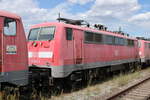 zugverkehr-in-naumburg-hbf/780835/db-111-083-2-in-einem-lokzug DB 111 083-2 in einem Lokzug vom DB Stillstandsmanagement Karsdorf nach Opladen, am 13.07.2022 in Naumburg (S) Hbf.
