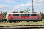 zugverkehr-in-naumburg-hbf/780932/db-111-078-2-in-einem-lokzug DB 111 078-2 in einem Lokzug vom DB Stillstandsmanagement Karsdorf nach Opladen, am 13.07.2022 in Naumburg (S) Hbf.