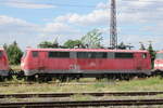 zugverkehr-in-naumburg-hbf/780933/db-111-081-6-in-einem-lokzug DB 111 081-6 in einem Lokzug vom DB Stillstandsmanagement Karsdorf nach Opladen, am 13.07.2022 in Naumburg (S) Hbf.
