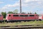 zugverkehr-in-naumburg-hbf/780937/db-111-133-5-in-einem-lokzug DB 111 133-5 in einem Lokzug vom DB Stillstandsmanagement Karsdorf nach Opladen, am 13.07.2022 in Naumburg (S) Hbf.