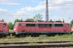 zugverkehr-in-naumburg-hbf/780940/db-111-141-8-in-einem-lokzug DB 111 141-8 in einem Lokzug vom DB Stillstandsmanagement Karsdorf nach Opladen, am 13.07.2022 in Naumburg (S) Hbf.