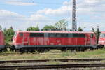 zugverkehr-in-naumburg-hbf/780948/db-111-104-6-in-einem-lokzug DB 111 104-6 in einem Lokzug vom DB Stillstandsmanagement Karsdorf nach Opladen, am 13.07.2022 in Naumburg (S) Hbf.