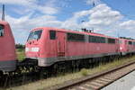 zugverkehr-in-naumburg-hbf/780951/db-111-134-3-in-einem-lokzug DB 111 134-3 in einem Lokzug vom DB Stillstandsmanagement Karsdorf nach Opladen, am 13.07.2022 in Naumburg (S) Hbf.