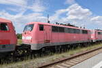zugverkehr-in-naumburg-hbf/780957/db-111-175-6-in-einem-lokzug DB 111 175-6 in einem Lokzug vom DB Stillstandsmanagement Karsdorf nach Opladen, am 13.07.2022 in Naumburg (S) Hbf.