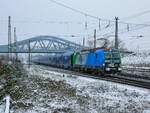 Rail & Sea Logistics 1293 901 mit einem Güterzug von Österreich nach Ziltendorf, am 11.12.2022 in Naumburg (S) Hbf.