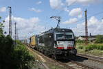 zugverkehr-in-naumburg-hbf/819326/mercitaliarail-193-709-mit-einem-klv MercitaliaRail 193 709 mit einem KLV von Verona nach Rostock, am 17.07.2023 in Naumburg (S) Hbf.