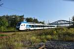 Der sich bei der Erfurter Bahn für Testfahrten im Einsatz befindliche Stadler FLIRT Akku 1427 000 als Tfzf von Leipzig Hbf nach Erfurt Ost, am 15.09.2023 in Naumburg (S) Hbf.