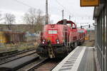 DB 265 009-1 wurde am 02.01.2024 in Naumburg (S) Hbf von der DB 187 171 und einem Flachwagen Richtung Bad Kösen überführt.