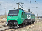 Die vor Kurzem neu beklebte 145 088 der Flex Bahndienstleistungen GmbH als Tfzf von Eisenach nach Großkorbetha, am 26.03.2024 in Naumburg (S) Hbf.
