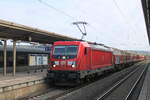 DB 187 137 mit einem gemischten Gterzug Richtung Bad Ksen, am 11.10.2024 in Naumburg (S) Hbf.