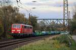 Die SmartRail 111 180-6 zog am Abend des 24.10.2024 in Naumburg (S) Hbf leere Helrom-Containertragwagen in Richtung Bad Kösen.