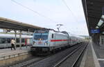 DB 147 587 mit dem IC 2066 von Leipzig Hbf nach Karlsruhe Hbf, am 11.10.2024 beim Halt in Naumburg (S) Hbf.