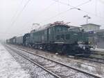 EZW E94 088 (7 80 8194 088-1 D-UEF, altbauellok.de) mit dem DbZ 92959 von Wustermark Rbf nach Lichtenfels, am 13.02.2025 in Naumburg (S) Hbf. Der Zug berfhrte die Henschel Dampfschneeschleuder BB 986 101 aus dem Deutsches Technikmuseum zur IG 3seenbahn.de nach Seebrug. (Foto: Kevin Demur)