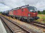 Am 07.07.2025 pausierte die BB 1293 007 mit 3 Kesselwagen in Naumburg (S) Hbf.