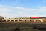 FWK 250 004-7 mit dem leeren Kohlebstaubzug von Karsdorf nach Spreewitz, am 18.12.2025 auf dem Saalehochwasserviadukt in Naumburg (S). (Foto: Maik K�hler)