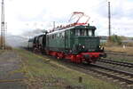 Am 10.04.2026 war in Naumburg (S) Hbf die DB Museum E44 044 zusammen mit der 50 3501 vom Meininger Dampflok Verein e.V. und dem DZ 88300 von Meiningen nach Dresden Hbf unterwegs. Die E44 war Vorspannlok ab Weimar.