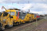 Diese Rhomberg Sersa B66 UC B 66 'Hochleistungs-Universal-Nivellier-Richt- und Stopfmaschine' wurde am 10.04.2026 in Naumburg (S) Hbf von der Railsystems RP 218 492-7 Richtung Leipzig überführt.