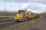 Diese Rhomberg Sersa Schotterplaniermaschine SSP 110 SW (D-JT 99 80 9425 034-2) wurde am 10.04.2026 in Naumburg (S) Hbf von der Railsystems RP 218 492-7 Richtung Leipzig überführt.