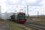 Die E 44 044 vom DB Fahrzeuginstandhaltungswerk Dessau leistete am 10.04.2026 ab Weimar Vorspann am DZ 88300 von Meiningen nach Dresden Hbf. Hier ist sie vor der MDV 50 3501 in Naumburg (S) Hbf zusehen.