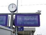 Zugzielanzeiger am Gleis 5 in Naumburg (S) Hbf am 01.07.2022, der eine Ersatzfahrt mit Bus anzeigt.