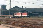 dieselloks/9477/db-201-867-9-mit-einem-nahgueterzug DB 201 867-9 mit einem Nahgüterzug aus Karsdorf bei der Einfahrt in Naumburg (Saale) Hbf. Im Hintergrund erkennt man das ehemalige Bw; September 1995 (Foto: Mario Fliege)