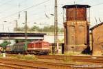 DB 201 604-6 mit einem Personenzug aus Richtung Nebra, bei der Einfahrt in Naumburg Hbf. Rechts neben dem Zug sieht man den Wasserturm vom Bw Naumburg; 01.07.1994 (Foto: Marco Meinhardt)