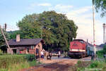 Am 08.08.1990 bepannte die DR 110 097-3 am Posten 3 in Freyburg (Unstrut) den aus einer blau-weien vierteiligen DBv-Doppelstockeinheit der S-Bahn Rostock gebildeten 'Leunapelzer' von Leuna Sd auf der Fahrt nach Laucha (Unstrut). (Foto: Loki Lokstromer)