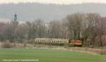 Eine unbekannte 112 steht mit einem 2-Wagen-Zug im Bahnhof von Schmon, einem kleinen Dorf zwischen Vitzenburg und Querfurt.