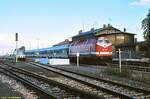 Am 28.09.1995 steht der KEG VT 2.13 als RB 15621 nach Naumburg (S) Hbf im Bahnhof Artern, während die DB 229 126 mit dem E 4987 (Magdeburg Hbf - Erfurt Hbf) Ausfahrt hat.