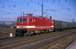 DR 243 562-6 mit einem Personenzug Richtung Bad Kösen, am 23.02.1990 bei der Ausfahrt in Naumburg Hbf.