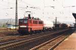 DB 142 256-7 mit einem Güterzug Richtung Bad Kösen, am 25.04.1997 in Naumburg Hbf.