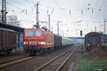 DR 243 023-9 mit dem D 1453 von Kassel nach Görlitz, am 22.03.1991 in Naumburg Hauptbahnhof.