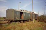 DR 40 50 940 0373-9 Pwg und ein weiterer Packwagen am 03.10.1991 im Bereich der damaligen Wagenwerkstatt in Naumburg.