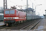 DR 243 637-6 mit dem P 3554 von Bad Kösen nach Halle (S) Hbf, am 22.03.1991 beim Halt in Naumburg Hbf.