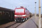 DR 243 070-0 mit einem Güterzug Richtung Bad Kösen, am 28.09.1985 in Naumburg Hbf.