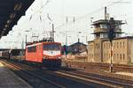 DB 155 045-8 mit einem Güterzug Richtung Weißenfels, am 25.04.1997 in Naumburg Hbf.