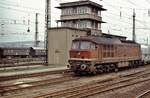Im Jahr 1982 war die DR 131 018-4 am Stellwerk B2/W2 in Naumburg (S) Hbf  mit einem Zementzug nach Karsdorf unterwegs. (Foto: Rainer Weckauff)