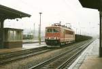 zugverkehr-in-naumburg/84452/db-155-207-4-mit-einem-gueterzug DB 155 207-4 mit einem Güterzug Richtung Großheringen, bei der Durchfahrt in Naumburg Hbf; 02.11.1991 (Foto: Wolfgang Schink)