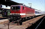 Am 01.07.1993 steht dieser aus InterRegio-Wagen gebildete Schnellzug D 1452 von Berlin-Lichtenberg nach Frankfurt (M) Hbf mit der DB 143 003-2 in Naumburg (S) Hbf.