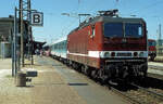 Am 01.07.1993 steht die DB 143 290-5 mit der RB 6218 von Erfurt Hbf nach Halle (S) Hbf am Bahnsteig 1 in Naumburg (S) Hbf.